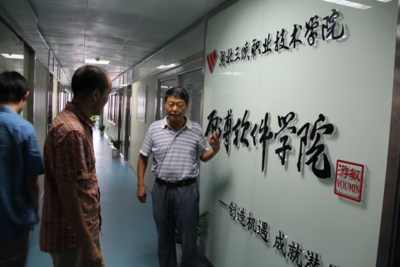 校長游敏(右一)、董事長陳相陽(右二)查看教學場所 校長游敏(右一)、董事長陳相陽(右二)查看教學場所